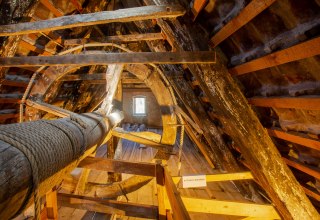 Das original erhaltene hölzerne Lastenrad unter dem Dach des 700 Jahre alten Museumshaus in Stralsund // © STRALSUND MUSEUM Das original erhaltene hölzerne Lastenrad unter dem Dach des 700 Jahre alten Museumshaus in Stralsund // © STRALSUND MUSEUM