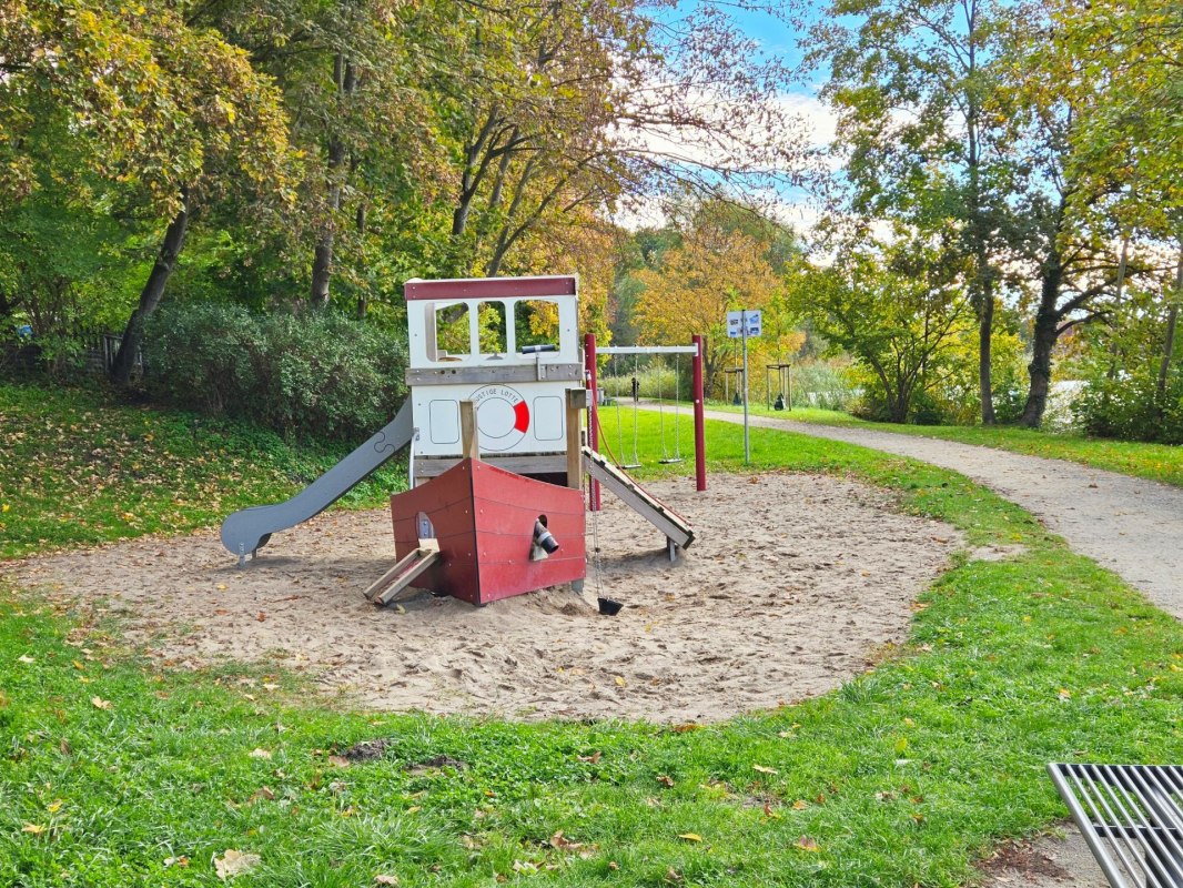 Speeltoestellen op de speelplaats aan de Bananenweg bij de Frankenteich // © Kredl Speeltoestellen op de speelplaats aan de Bananenweg bij de Frankenteich // © Kredl
