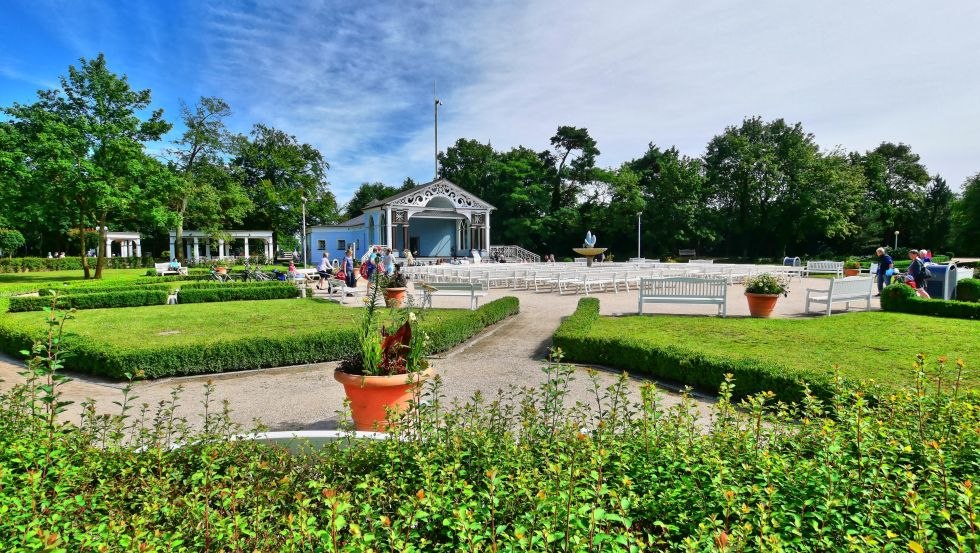 Der Kurpark Boltenhagen bildet den Mittelpunkt des Ortsgeschehens // &copy; Bernd K&uuml;hn