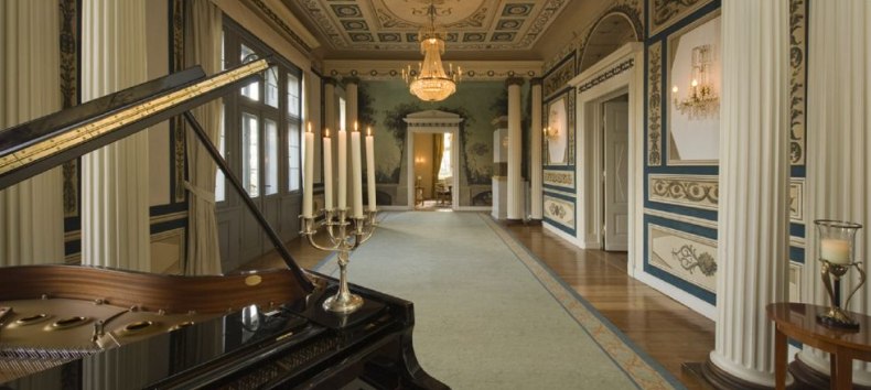 Der Schinkel-Saal &uuml;berw&auml;ltigt mit einer hochherrschaftlichen Ausstattung feinster, handbemalter Tapisserien und funkelnder Kronleuchter // &copy; Schlosshotel Burg Schlitz/Petra St&uuml;ning Photografie