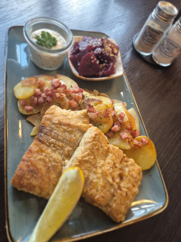 Gebratener Wildlachs mit Bratkartoffeln bei Sch&ouml;nis Fischwaren & Seemannskost in Bergen auf R&uuml;gen // &copy; Sch&ouml;nis Fischwaren & Seemannskost