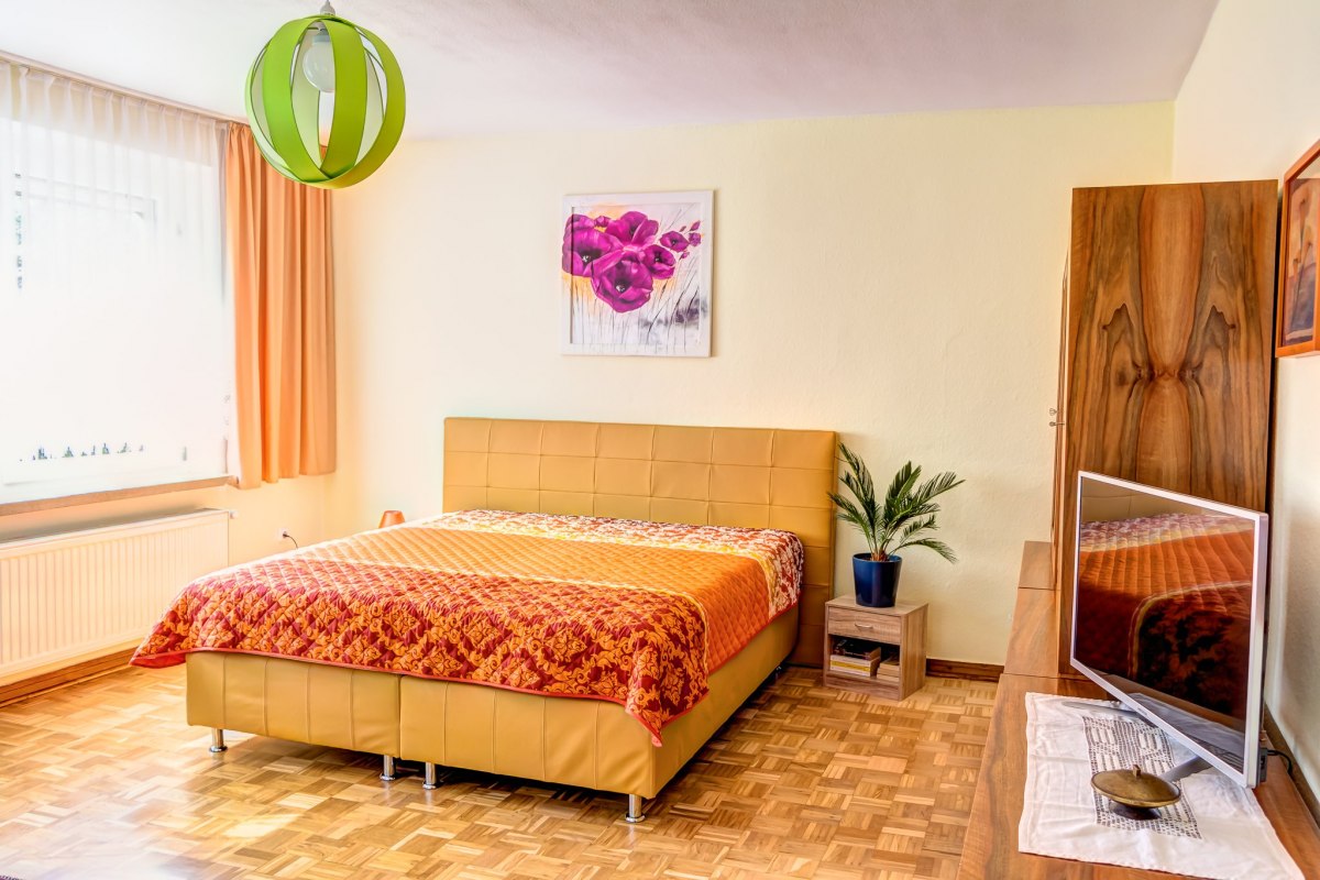 Gro&szlig;es Wohn- und Schlafzimmer im G&auml;stehaus Sankt Nikolai in Parchim // &copy; Michel Lask