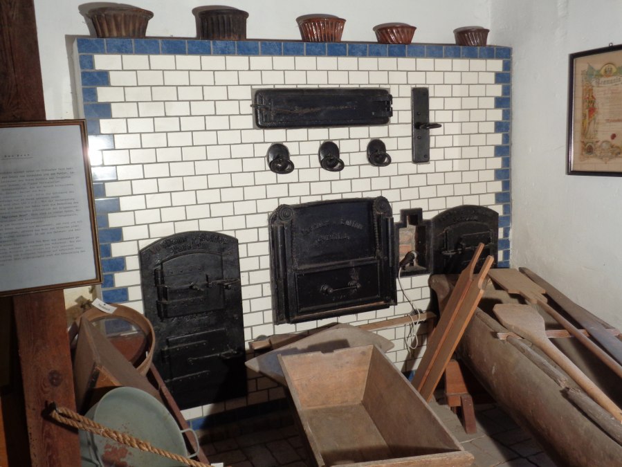 Vorderfront eines Backofens im Kellergeschoss des Museums Lassaner Mühle, © Dr. Rainer Höll, Karlshagen Vorderfront eines Backofens im Kellergeschoss des Museums Lassaner Mühle, © Dr. Rainer Höll, Karlshagen