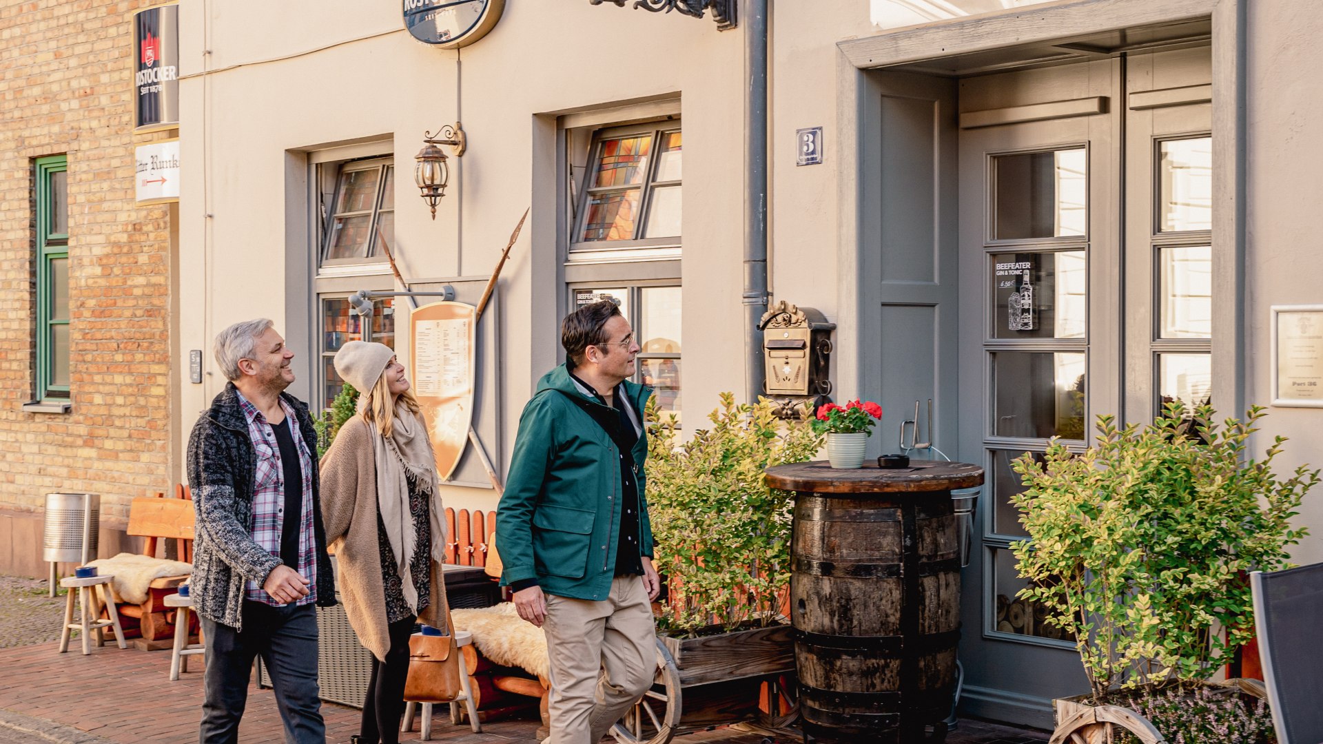 Gruppe vor dem Eingang des Restaurants Ritter Runkel in Rostock mit Fachwerkfassade und mittelalterlichem Dekor. // Mittelalterlicher Charme im Herzen von Rostock – Das Restaurant Ritter Runkel lockt mit uriger Atmosphäre, regionaler Küche und historischem Flair in der malerischen Altstadt. // © MV-T/Tiemann Gruppe vor dem Eingang des Restaurants Ritter Runkel in Rostock mit Fachwerkfassade und mittelalterlichem Dekor.