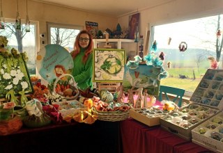 bemalte G&auml;nseeier und Filzdekoration, &copy; Annette Mamerow-Br&uuml;mmer