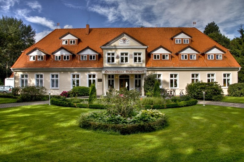 Landhotel Herrenhaus BohlendorfAußenansicht - Eingangsbereich // © Lieblingsplatz Hotels mbH Landhotel Herrenhaus BohlendorfAußenansicht - Eingangsbereich // © Lieblingsplatz Hotels mbH
