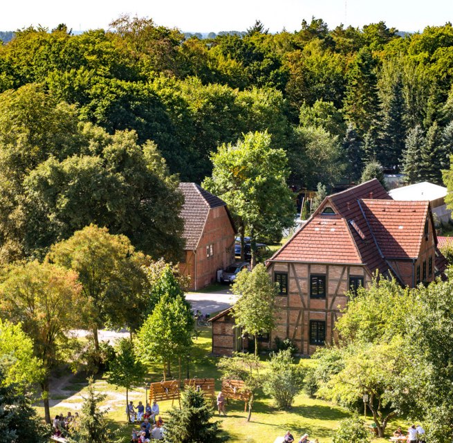 Blick von oben auf den Forst- und Köhlerhof in der Rostocker Heide // © TZRW/Th. Ulrich Blick von oben auf den Forst- und Köhlerhof in der Rostocker Heide // © TZRW/Th. Ulrich