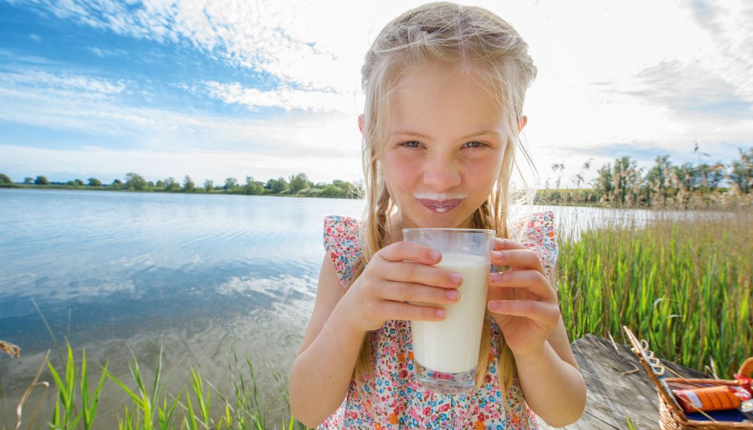 Mädchen trinkt ein frisch gezapftes Glas Milch // © MV-T/outdoor-visions.com Mädchen trinkt ein frisch gezapftes Glas Milch // © MV-T/outdoor-visions.com