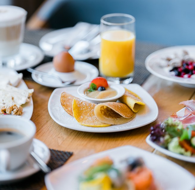 Fr&uuml;hst&uuml;ck im Restaurant Gutmannsd&ouml;rfer // &copy; Hotel H&uuml;bner GmbH