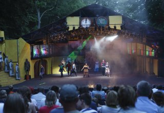Szene aus der Theatershow „Vineta“ // © KoehlerVorpommersche Landesbühne Szene aus der Theatershow „Vineta“ // © KoehlerVorpommersche Landesbühne