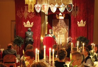 Gaumenfreuden gepaart mit Witz und einem exzellenten Service beim Wintertheater im Parkhotel Klüschenberg // © Parkhotel Klüschenberg Gaumenfreuden gepaart mit Witz und einem exzellenten Service beim Wintertheater im Parkhotel Klüschenberg // © Parkhotel Klüschenberg