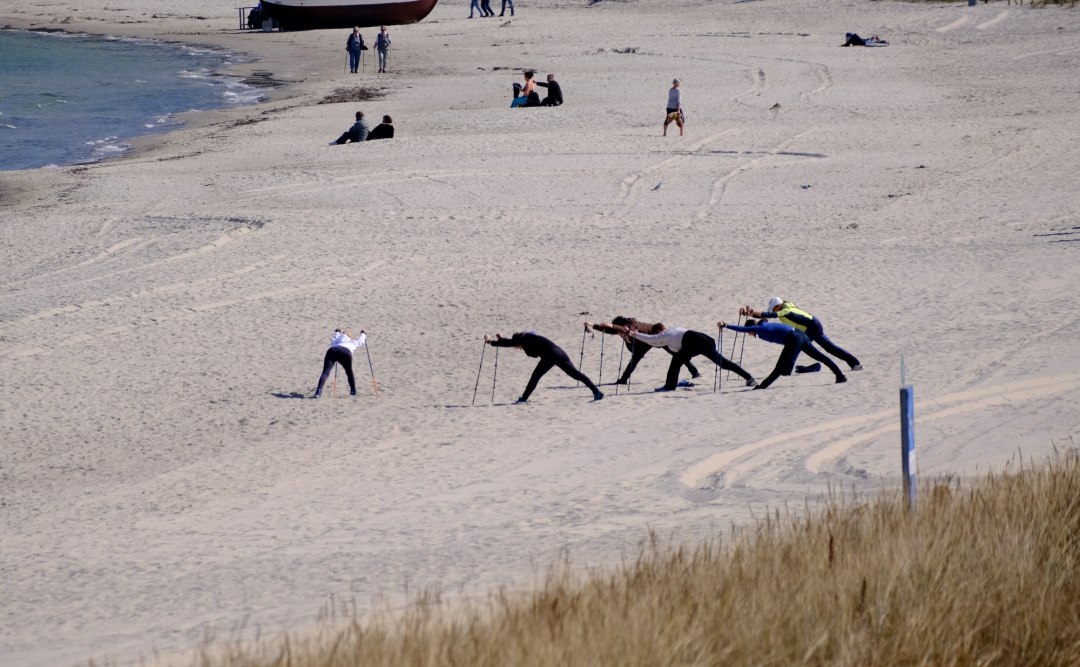 Bewegungskurs: »Flow2go« - Nordic Walking & Yoga, © Binzer Bucht Tourismus Bewegungskurs: »Flow2go« - Nordic Walking & Yoga, © Binzer Bucht Tourismus