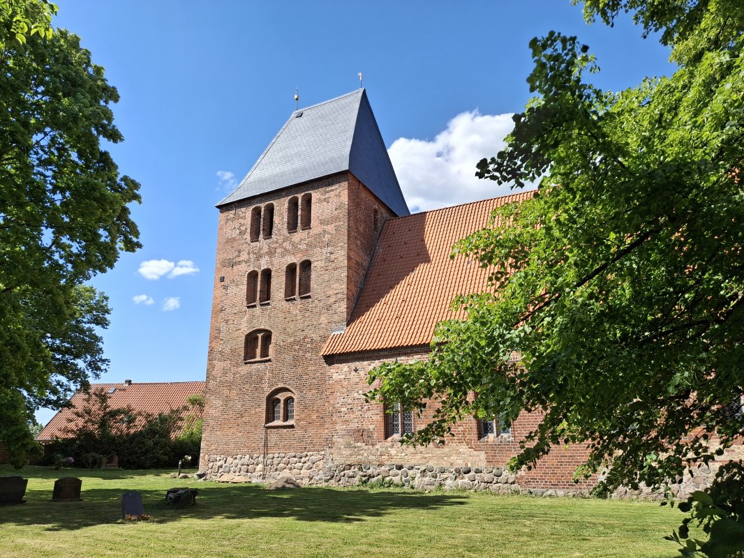 Buitenaanzicht van de kerk van Schlagsdorf // &copy; Kirche Schlagsdorf / Blumenschein