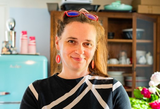 Der runde Napfkuchen ist Claudia Drosserts Spezialität. Jeden Tag backt sie mindestens zwei Stück für ihr Galeriecafé auf der Insel Poel., © TMV/Tiemann Portrait - Der runde Napfkuchen ist Claudia Drosserts Spezialität. Jeden Tag backt sie mindestens zwei Stück für ihr Galeriecafé auf der Insel Poel.