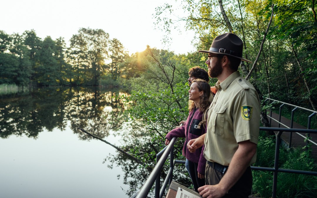 Unterwegs auf dem Moorerlebnispfad Zarrentin zum Sonnenaufgang, © TMV/Gänsicke Unterwegs auf dem Moorerlebnispfad Zarrentin zum Sonnenaufgang, © TMV/Gänsicke