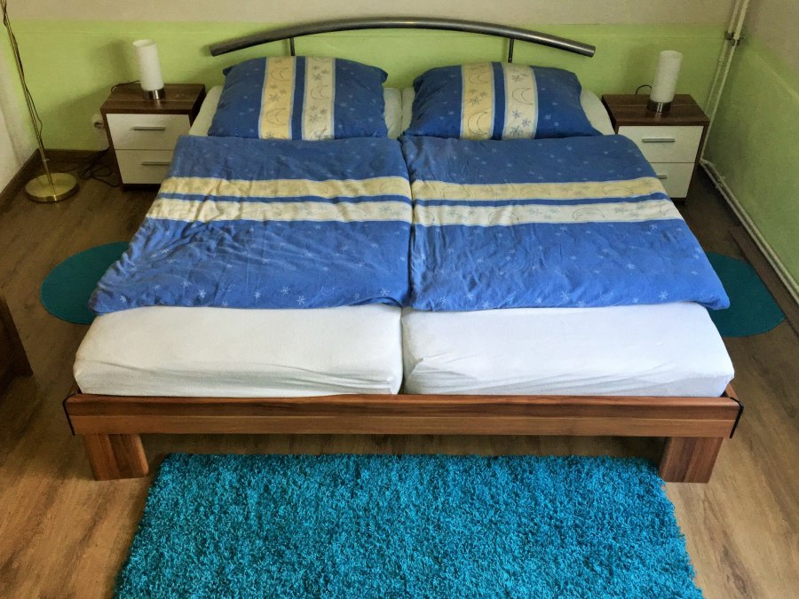 Im Schlafzimmer steht ein Doppelbett, © Anja Kehrberg Im Schlafzimmer steht ein Doppelbett, © Anja Kehrberg