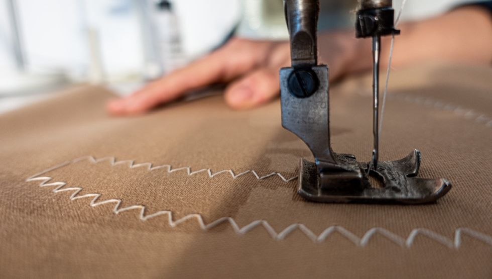 arbeiten an der Nähmaschine, © Julica Osterburg