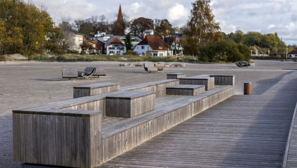Holzpromenade am Strand von Altefähr // © Eigenbetrieb Hafen- und Tourismuswirtschaft Altefähr Holzpromenade am Strand von Altefähr // © Eigenbetrieb Hafen- und Tourismuswirtschaft Altefähr