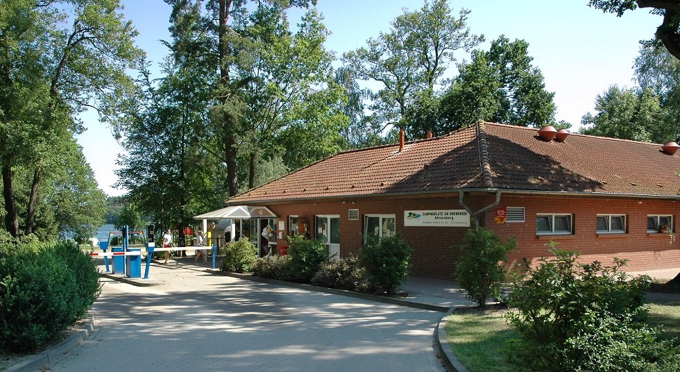 Willkommen am Drewensee! Im Rezeptionsgebäude finden Sie auch einen kleinen Shop sowie die sanitären Anlagen. // © Haveltourist Willkommen am Drewensee! Im Rezeptionsgebäude finden Sie auch einen kleinen Shop sowie die sanitären Anlagen. // © Haveltourist