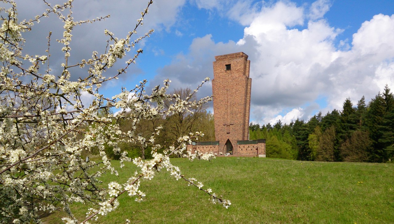 Ehrenmal Teterow im Fr&uuml;hling, &copy; Jana Koch
