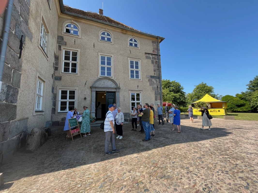 Empfang am Haupteingang zur Burg Trechow in Kurzen Trechow. // © Christian Schierning Empfang am Haupteingang zur Burg Trechow in Kurzen Trechow. // © Christian Schierning