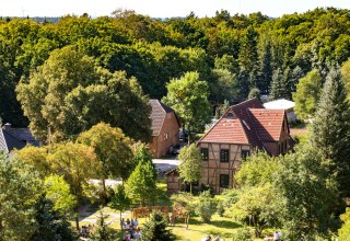 Blick von oben auf den Forst- und Köhlerhof in der Rostocker Heide // © TZRW/Th. Ulrich Blick von oben auf den Forst- und Köhlerhof in der Rostocker Heide // © TZRW/Th. Ulrich