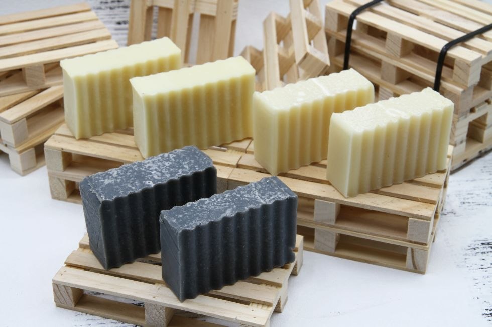 Dekoratives Seifenbild, 1x Natur, 1x Aktivkohle, © Seifenmanufaktur Galenbeck/Torsten Metscher Dekoratives Seifenbild, 1x Natur, 1x Aktivkohle, © Seifenmanufaktur Galenbeck/Torsten Metscher