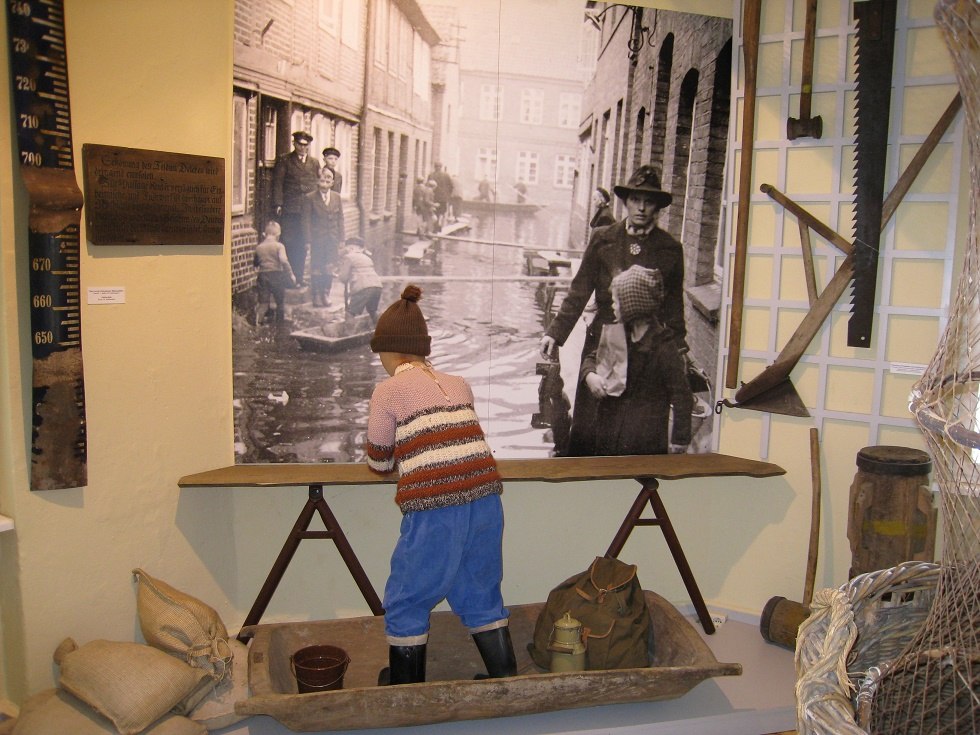 In der Ausstellung nicht zu übersehen: Eine Installation zum Thema Hochwasser. // © Heimatmuseum In der Ausstellung nicht zu übersehen: Eine Installation zum Thema Hochwasser. // © Heimatmuseum
