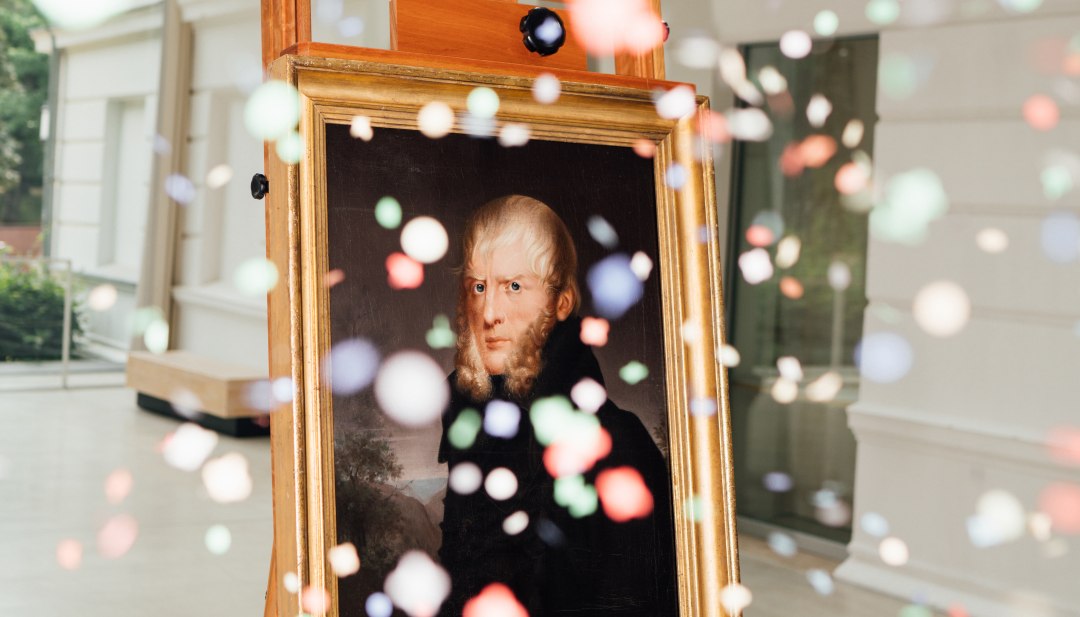 250 Jahre Caspar David Friedrich - Ein Grund für Greifswald, dieses Jubiläum mit vielen Events zu feiern., © TMV/Gross Es fliegt Konfetti vor dem Gemälde von Caspar David Friedrich - 250 Jahre