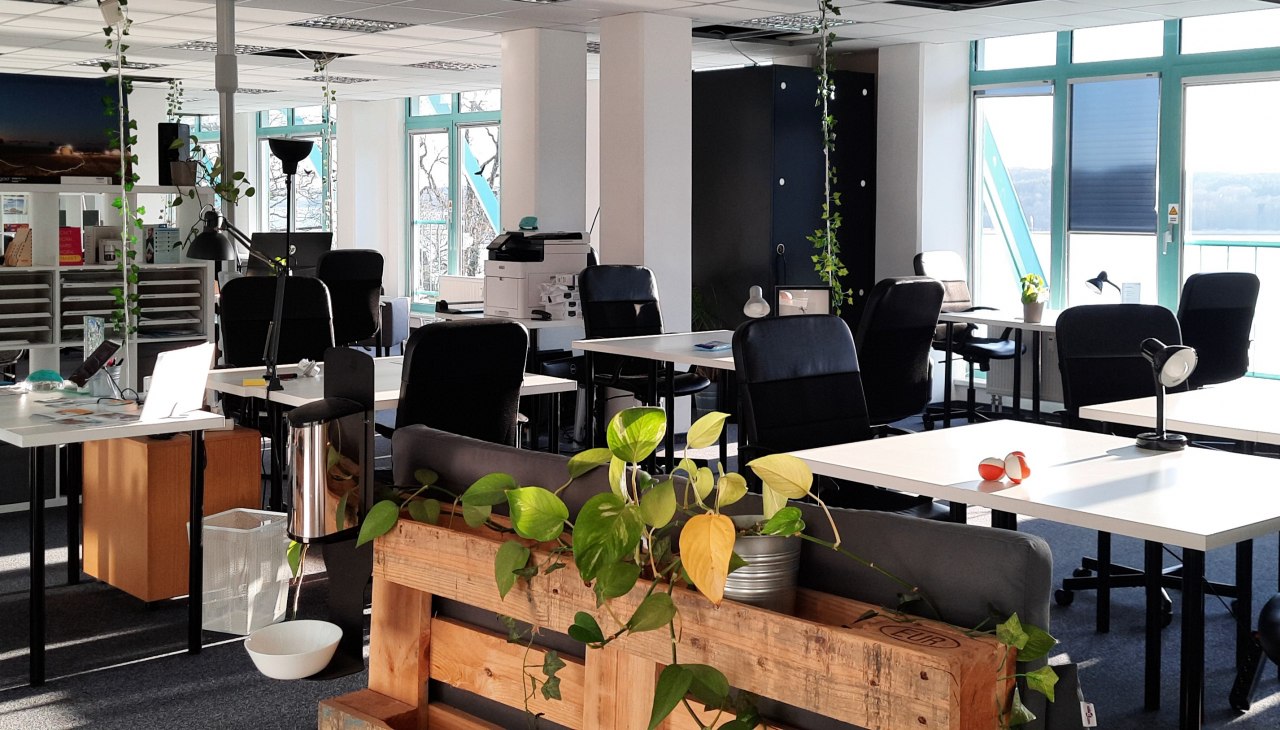 Moderner Co-Working-Bereich mit hellen, offenen Räumen und großen Fenstern für eine produktive Arbeitsatmosphäre., © Project Bay Moderner Co-Working-Bereich mit hellen, offenen Räumen und großen Fenstern für eine produktive Arbeitsatmosphäre., © Project Bay