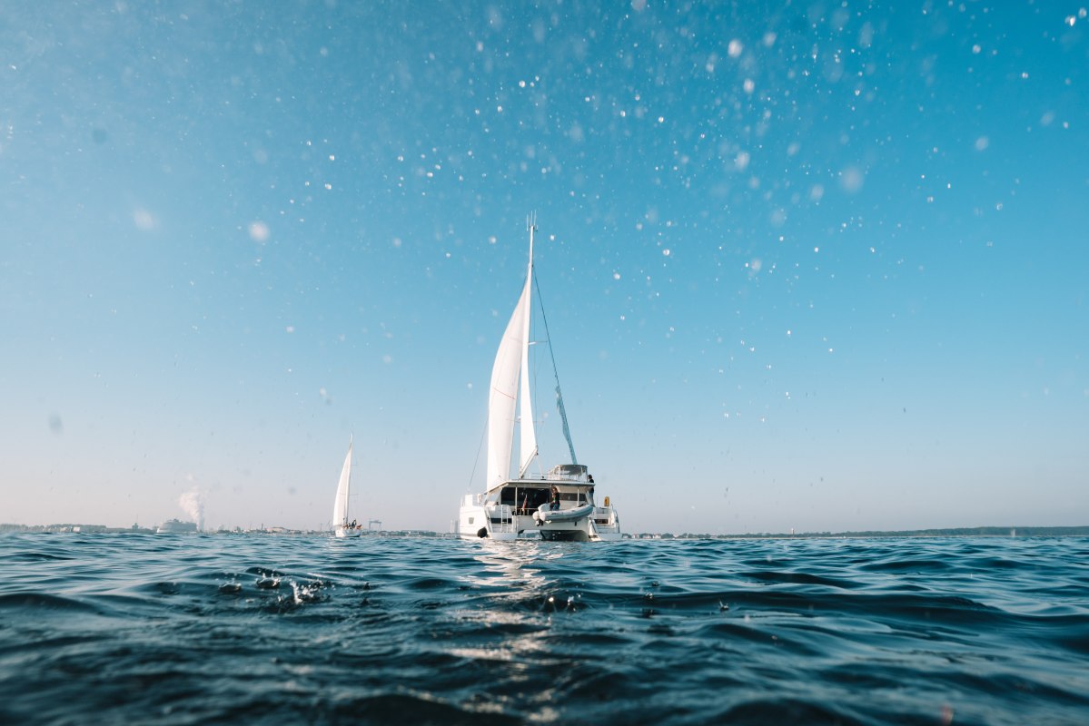 Een heerlijke dag aan boord van de catamaran tijdens een zeiltocht voor de kust van Warnem&uuml;nde // &copy; Dan Petermann