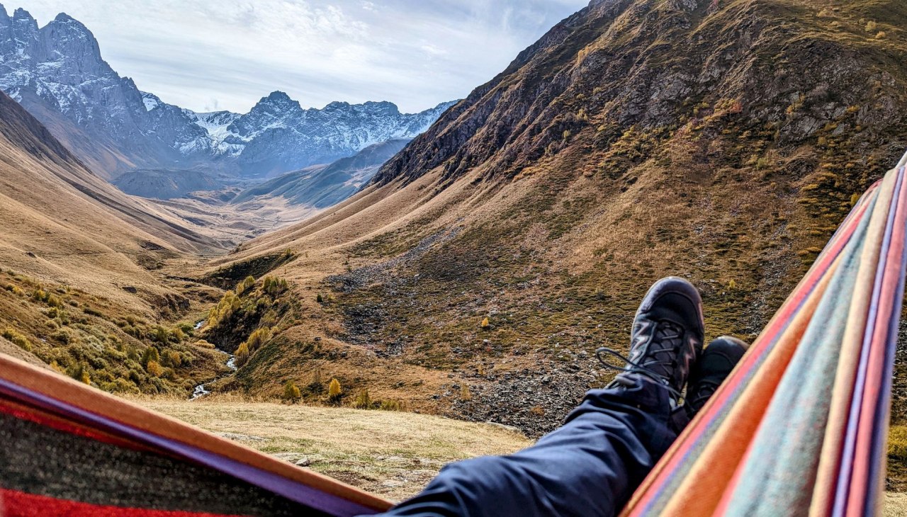 Die Berge Georgiens aus einer H&auml;ngematte fotografiert., &copy; Katrin Fischbeck