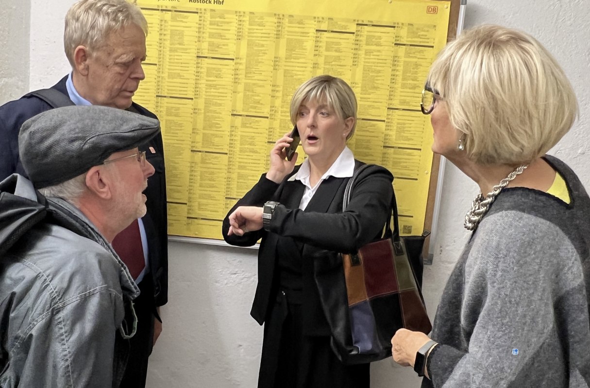 Niederdeutsche B&uuml;hne Rostock&bdquo;Dat Bahn-Chaos &ndash; Reisende sall man uphollen&ldquo;, &copy; Niederdeutsche B&uuml;hne