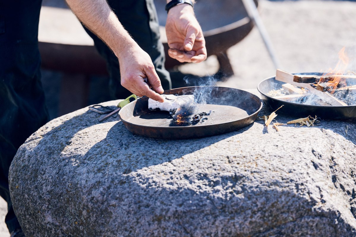 Wie entfache ich ein Feuer ohne Streichholz oder Feuerzeug // &copy; Falk Zipperling