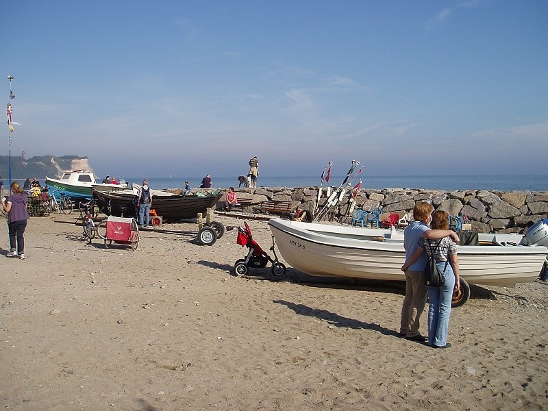 Fischerboot am Strand von Vitt, im Hintergrund ist Kap Arkona zu sehen, © Tourismuszentrale Rügen