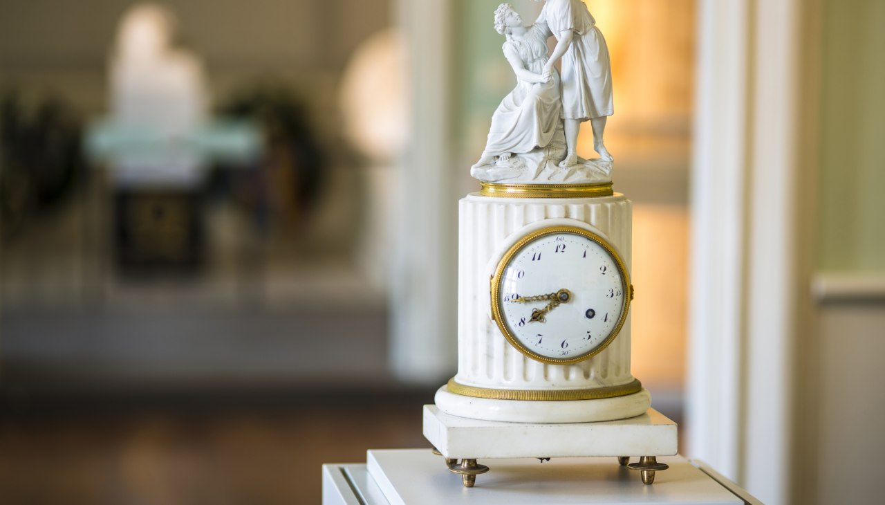 Barocke Uhr in der Luisengedenkst&auml;tte im Schloss Hohenzieritz, &copy; SSGK MV / Timm Allrich