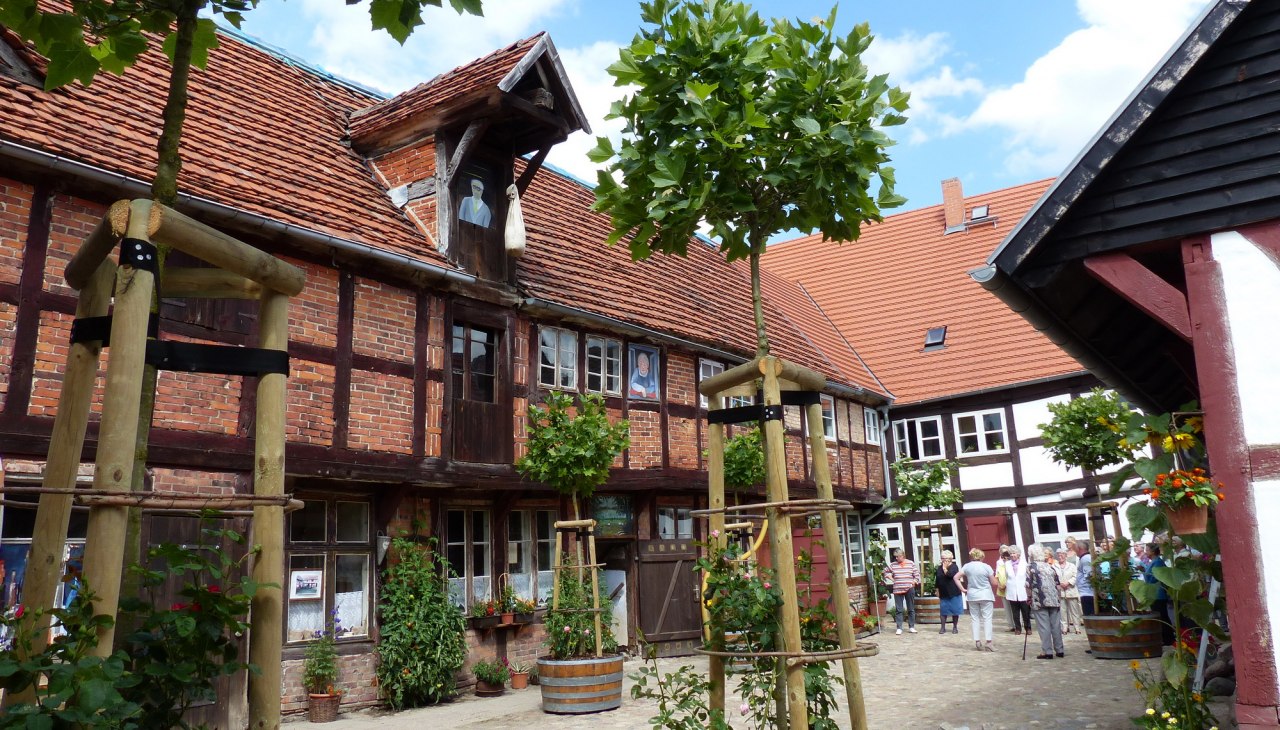 F&uuml;hrungen auf historischen Innenh&ouml;fe in Loitz, &copy; Karin Heymann