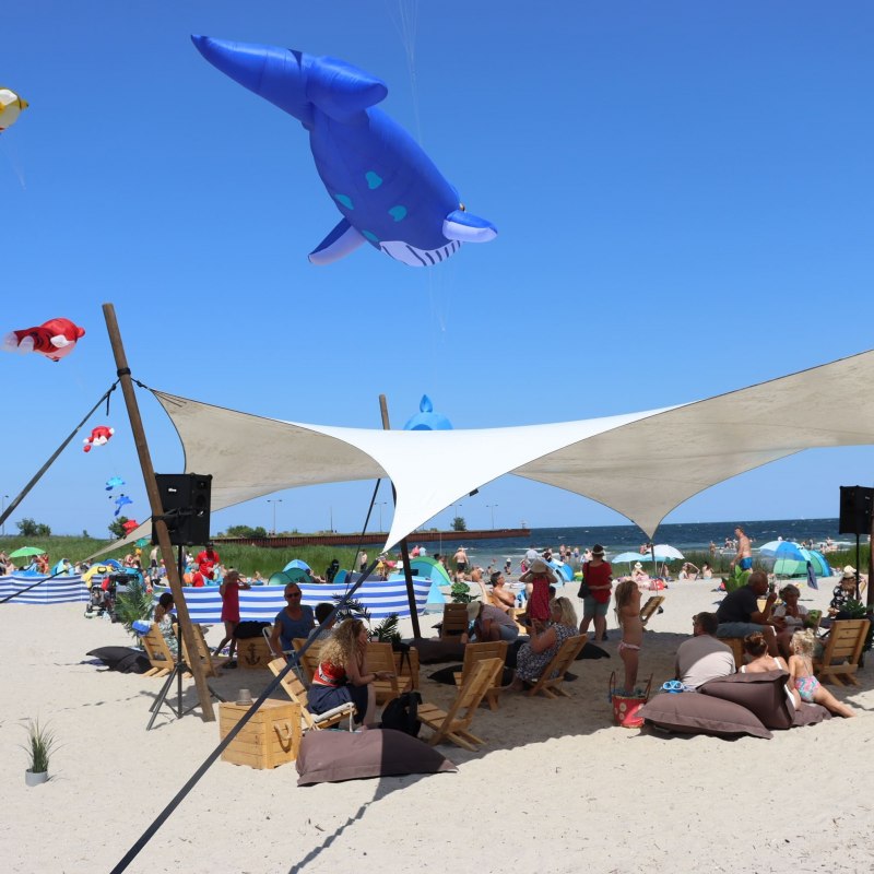 Kleurrijke vliegers in de lucht, strandlounge met uitzicht op de Oostzee // &copy; Sabine St&ouml;ckmann