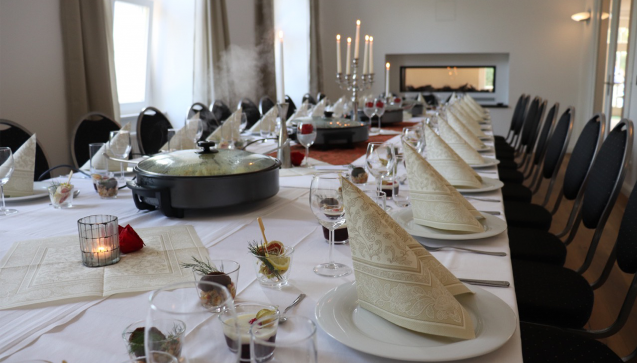 Feestelijke tafel in de open haard lounge, © Schloss Hohendorf Feestelijke tafel in de open haard lounge, © Schloss Hohendorf