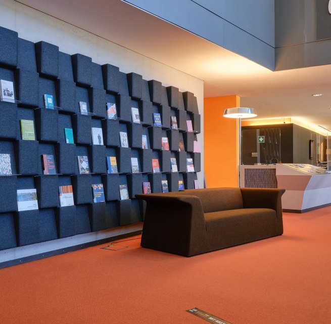 Wand met nieuwe aanwinsten in de foyer // © Landesbibliothek Mecklenburg-Vorpommern Günther Uecker (V. Ruppel) Wand met nieuwe aanwinsten in de foyer // © Landesbibliothek Mecklenburg-Vorpommern Günther Uecker (V. Ruppel)