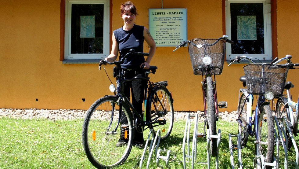 Inhaberin Sandra B&ouml;hm begr&uuml;&szlig;t alle Radliebhaber bei LEWITZ-RADLER in Plate // &copy; LEWITZ-RADLER / Ottmann