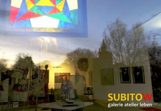 Blick durch das Fenster der Subitow-Galerie bei Abendd&auml;mmerung // &copy; Klaus B&ouml;llhoff
