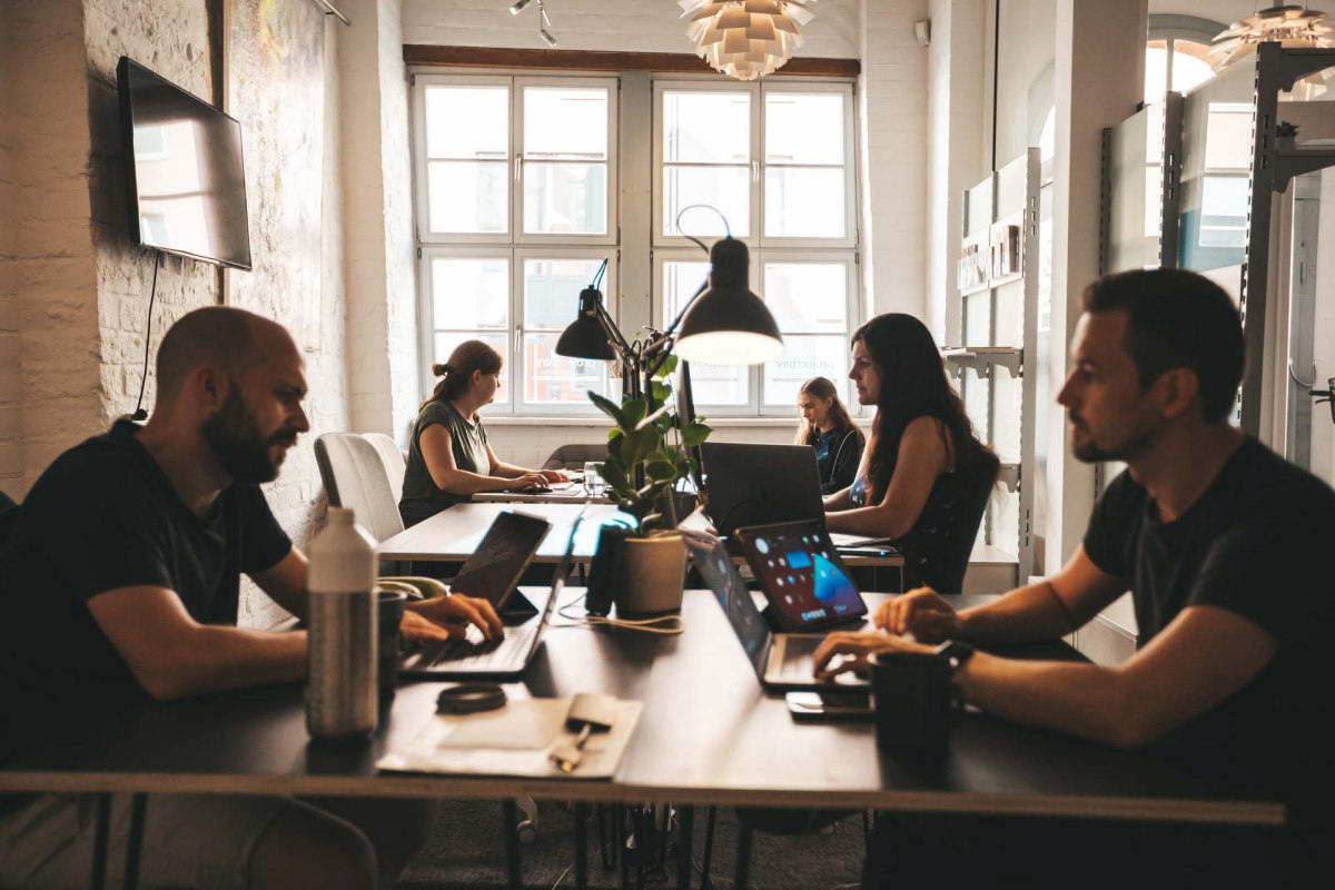 Heller Coworking-Space mit gro&szlig;z&uuml;gigen Arbeitspl&auml;tzen. Bietet eine ruhige und konzentrierte Atmosph&auml;re f&uuml;r produktives Arbeiten. // &copy; Michelle Dynio