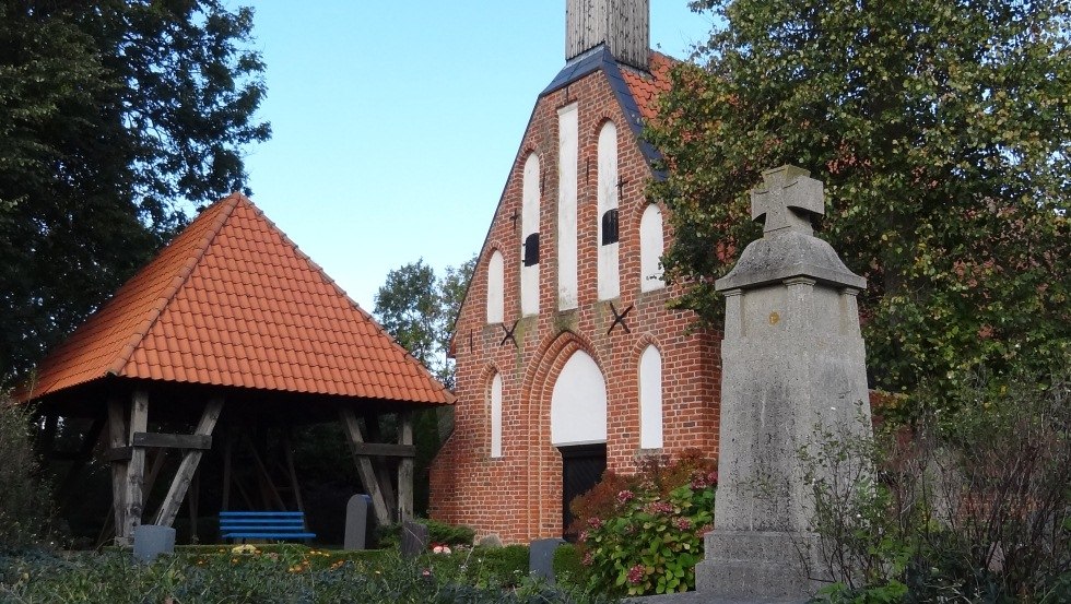 Ummanz bakstenen kerk met laatgotisch gebeeldhouwd altaar // &copy; Ummanz-Information/Schmorell