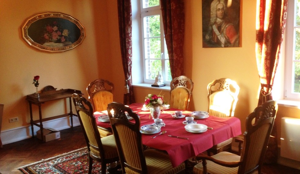 Blick in das Wohnzimmer der Ferienwohnung "Plantage", &copy; Schloss P&uuml;tnitz