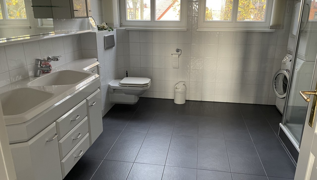 Das gro&szlig;z&uuml;gige Bad (Whg. Nr. 1) ist nur teilweise barrierefrei (10 cm Einstieg in die Dusche)., &copy; A. Wilken