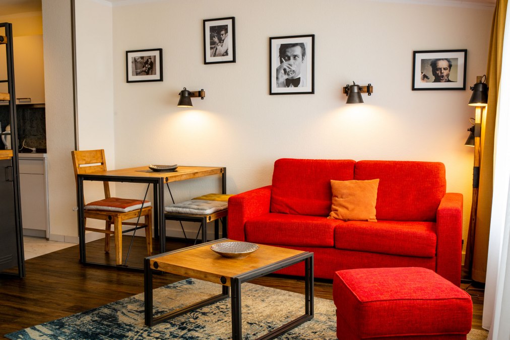 Viele unserer Zimmer und Appartements verfügen über eine Küchenzeile und gemütiche Couchgarnitur, wodurch ein angenehmer Aufenthalt gewährleistet ist., © Celina Häfker Viele unserer Zimmer und Appartements verfügen über eine Küchenzeile und gemütiche Couchgarnitur, wodurch ein angenehmer Aufenthalt gewährleistet ist., © Celina Häfker