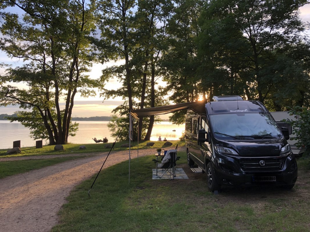 Meer dan 60 staanplaatsen direct aan het meer, en nog veel meer met uitzicht op het meer dankzij de gunstige ligging aan de oostelijke oever. We hebben een online reserveringssysteem waarmee je direct je favoriete kampeerplaats kunt reserveren. // &copy; ZweiSeen.de