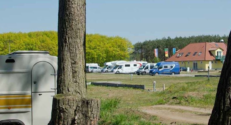 Gro&szlig;z&uuml;gige Stellpl&auml;tze bis zu 130m&sup2; // &copy; Campingpark Kamerun