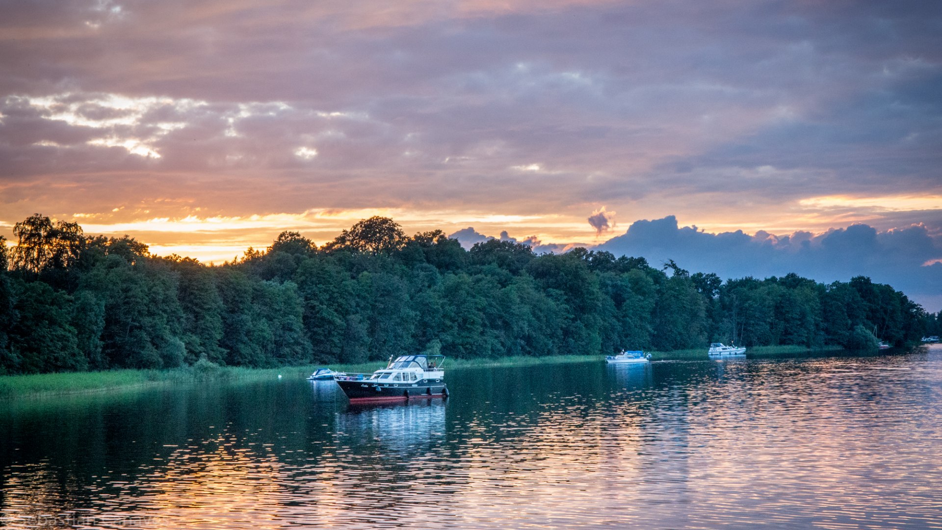 Sonnenuntergang in der Mecklenburgischen Seenplatte // © Sebastian Canaves Sonnenuntergang in der Mecklenburgischen Seenplatte // © Sebastian Canaves